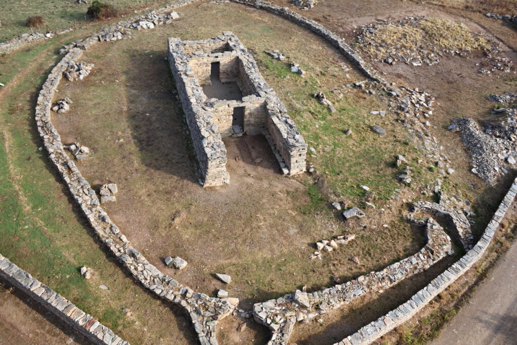 Il sito archeologico Sa Domu'e Urxia visto dall'alto